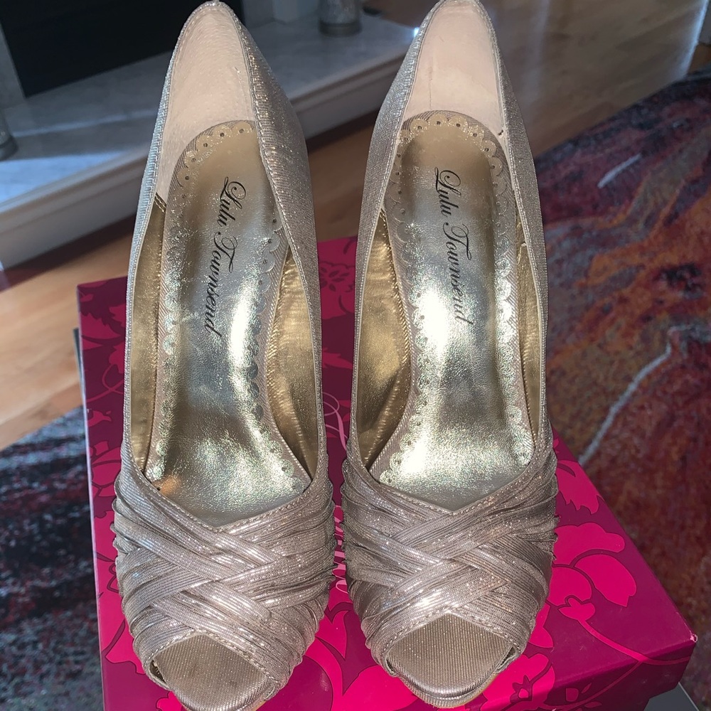 Champagne metallic fabric heel. Size 7